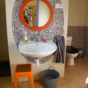 De verzorgde badkamer in het appartement voor 1 of 2 persoenen, Agonges, Allier, Midden-Frankrijk.