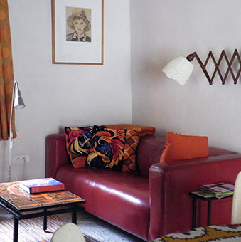 De gezellige huiskamer in het jaren 70 appartement voor 1-2 personen aan het dorpsplein in het dorp Agonges, Auvergne