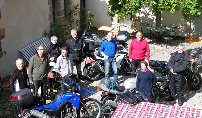Groupe de motards aux gîtes dans le bourg d'Agonges, Allier, Centre France