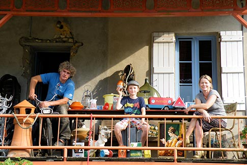 Henk, Irma en Jean op de veranda van hun huis La Lue