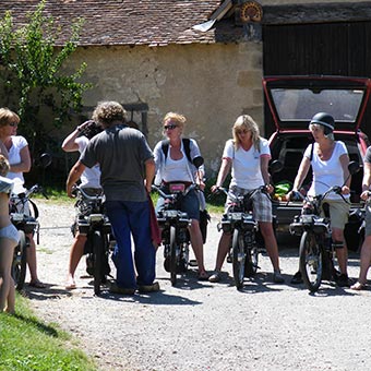 Een groep beginnend aan een solex tocht in midden Frankrijk