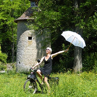 Solex rijdende vrouw in landschap van midden Frankrijk