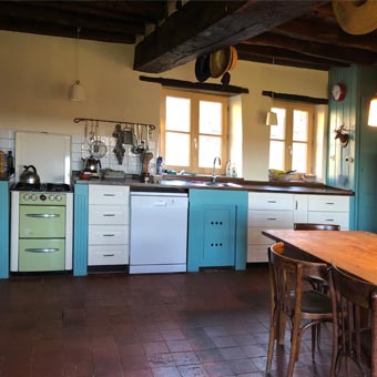 Salle de bains spacieuse du gîte à La Lue