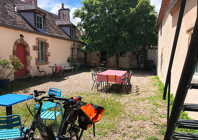 Dans le jardin spacieus, entièrement clos, on peut jouer et se reposer, Agonges, Allier