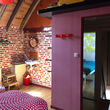 Une des 3 chambres dans la maison '60' au bourg du village, Agonges, Auvergne.