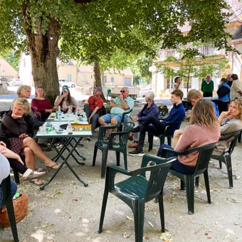 Quatorze Juillet wordt gevierd met een gezamenlijke maaltijd op het dorpsplein in Agonges, hartje Frankrijk.