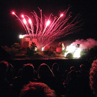 Vuurwerk op quatorze juillet in Bourbon l’Archambault in Midden Frankrijk