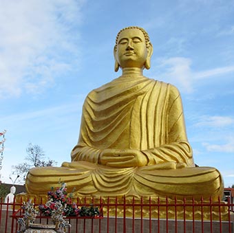 Buddha beelden in Noyant sur Allier, Midden Frankrijk