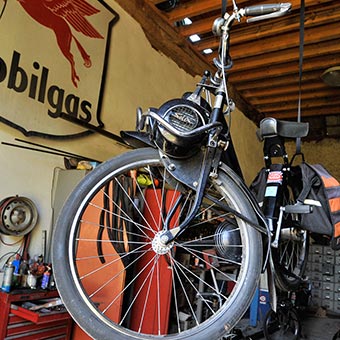 De garage van de solex-verhuur in midden Frankrijk